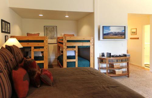 St Anton Wooded View 2-Bedroom Condos with Ski Lockers - Foto 23