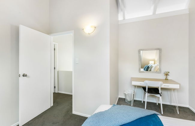 A Home away from Home - Netflix -Parking - Foto 9