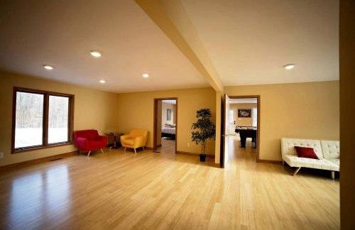 Stately Luxury Vacation Rental with a Private Hot Tub near Brown County State Park, Indiana - Foto 17