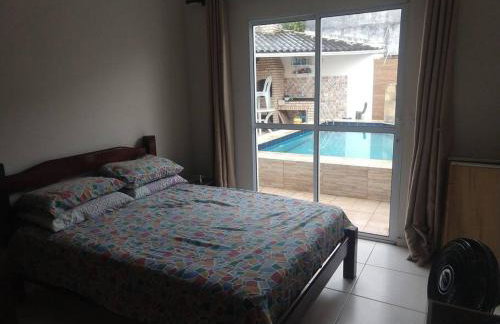 Casa em Itanhaém com 2 quartos garagem p 2 carros, churrasqueira, piscina 200 m da praia - Foto 2