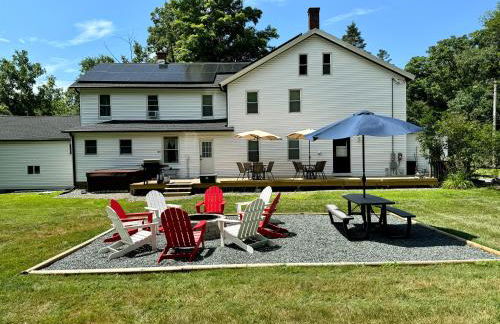 Berkshire Retreat Grand Home with Hot Tub and Large Yard, 5 mins from Jiminy Peak - Foto 11