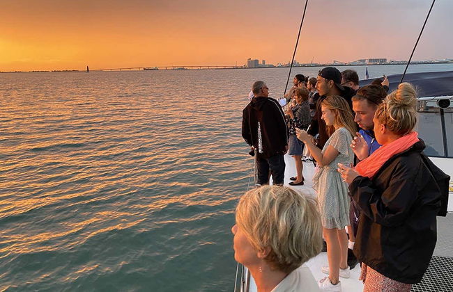 Passeio de catamarã ao entardecer - Foto 7