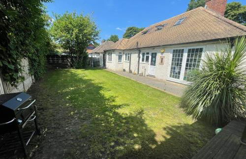 Stunning 4 bed house with huge garden and parking - Foto 7