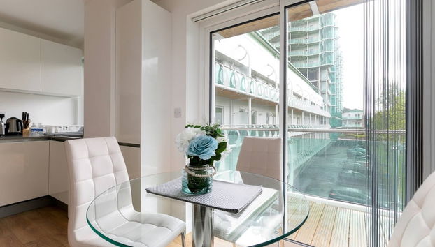 Skyvillion 1bed Enfield Flat W Balcony & Parking - Photo 5