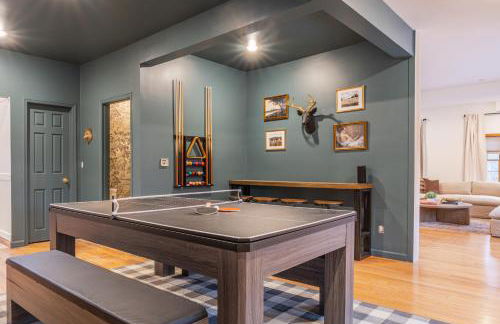 8BR Luxury Maplewood Manor, Hot Tub & Fire Pit - Foto 74