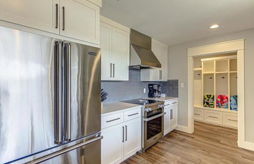 Lakefront Family Home for 12 w Picturesque Views & Patio - Foto 15