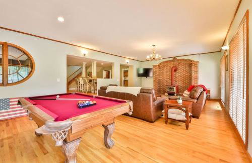 Stream-Side Atrium Home with Side Rooms & Pool Table - Foto 10