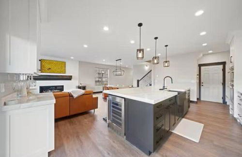 Spacious 5BR Family Townhome with Hot Tub and Garage - Foto 23