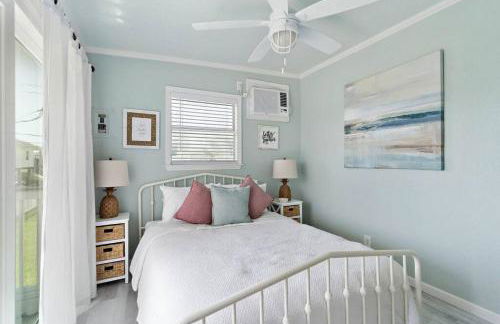 Coastal bungalow with huge yard, comfy deck and close to beach - Foto 12