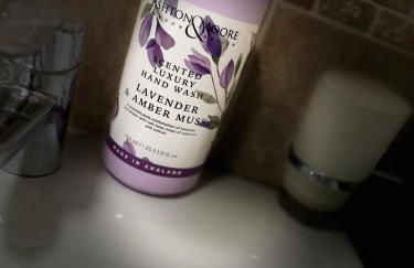 2 Beds Mint drive With Secure car Or Van Park w WiFi-Netflix No Deposit Required - Foto 28