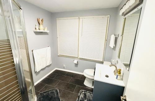 The Charming Cozy 4-Bedroom Getaway in Glen Burnie - Foto 19