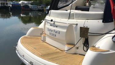 ENTIRE LUXURY YACHT - HEATED -2 Double bedrooms both en-suit -70sqm -QUIET and RELAXING - HEATING - sleeps up to 4 people - moored on our Private Island - nearby LEGOLAND THORPE PARK ASCOT RACES WENTWORTH LONDON Lapland UK -NO Parties - - Foto 3