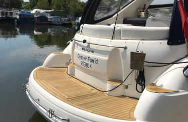 ENTIRE LUXURY yacht 70sqm Oyster Fund - Quiet and relaxing - 2 double bedrooms both en-suite - HEATING - sleeps up to 4 people - moored on our Private Island - nearby LEGOLAND THORPE PARK ASCOT RACES WENTWORTH LONDON Lapland UK -NO Parties - - Foto 3