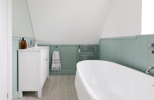 Stunning 5BR Home With Pool - 5 min to Beach - Foto 94