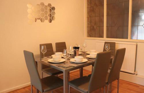 Lovely staycation with family FREE Parking & WiFi - Foto 6