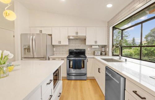 Spacious Modern Retreat w Game Room and Yard - Foto 22