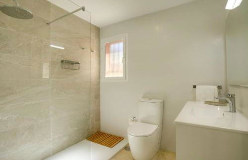 No10 - Beachfront Estepona close to port, 2 bedroom, 2 bathroom, sleeps 5 - Photo 22