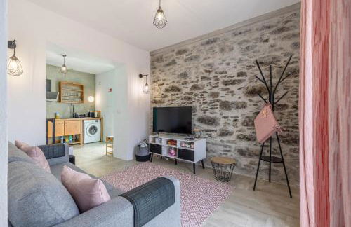 Scenic Home with Panoramic Sea & Mountain Views in São Vicente - Foto 17