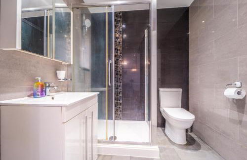 Modern Spacious 4 Bed Hayes Home with Free Parking - Foto 11