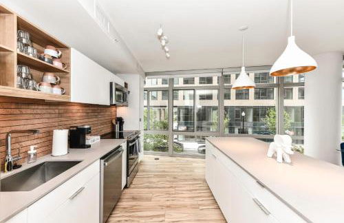 Posh 2BR Retreat Gym, Prkng and Scenic Rooftop - Photo 11