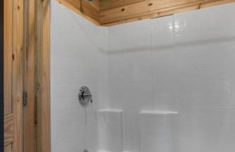 Mr Hills Mercantile Cabin with a hot tub - Photo 13