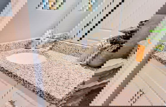 NEW Stunning Beachfront Condo at the Coral Beach - Foto 21