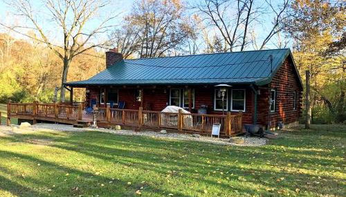 Charming Log Cabin Getaway with Private Hot Tub near Decatur, Illinois - Foto 3