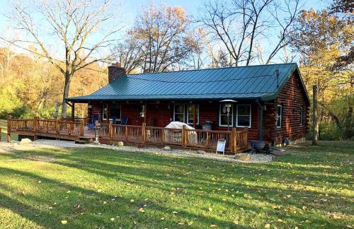 Charming Log Cabin Getaway with Private Hot Tub near Decatur, Illinois - Foto 3
