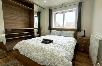 3-Bed Family Home in Furzton, Near Lake & Parking - Photo 4