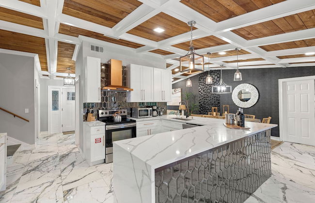 Serenity Haven Luxe Pet Friendly 5BR - Photo 14