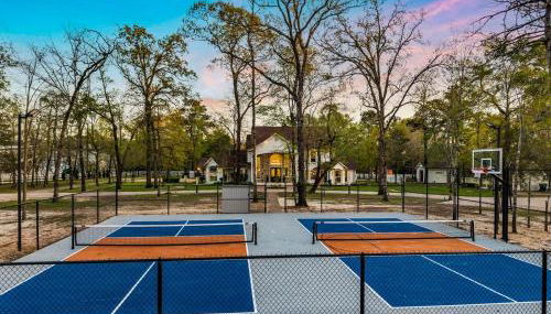 The LUX at West Event & Stay, Pool, Golf & Pickle - Photo 3