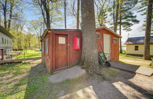 Stone Lake Cabin with Private Deck and Fire Pit! - Foto 27