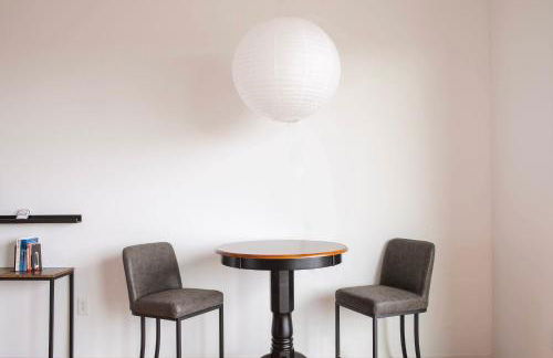 Chic East Side 1BR Apt with Balcony, Pool, and Gym - Foto 7