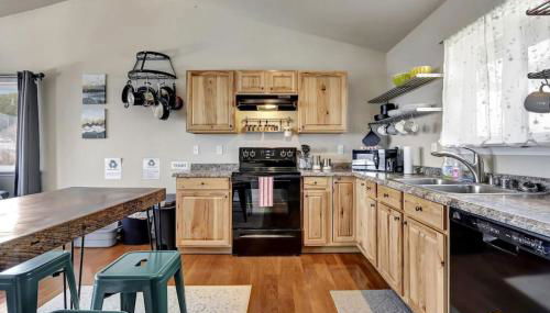 The Mountain Top Escape w/Scenic Views & Trails - Foto 5, stove, dishwasher, pet friendly, minibar