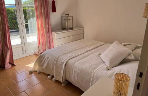 Rez de villa , beau jardin avec piscine - Foto 10