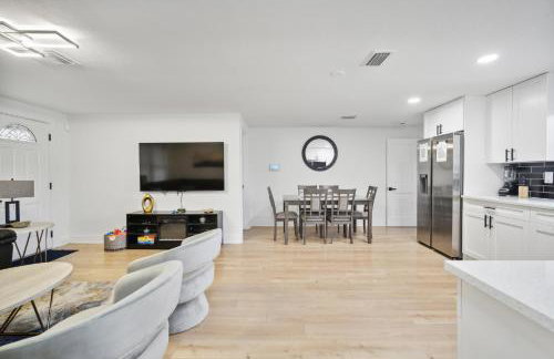 3Bd 2Ba House with Parking Laundry and Large Patio - Foto 17