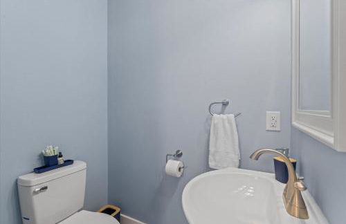 5bd Movie Theater - 7mins to UND - Backyard BBQ - Foto 38