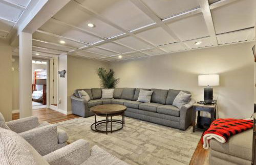 Premium 5 bedroom, pet friendly private home with hot tub 3 miles from the Skyship Bear - Foto 35