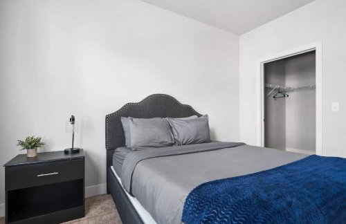 2BR Balcony Suite Gym & Pool Downtown at CityWay - Foto 47