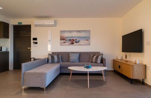 Sun and Sea Apartment - Beachfront, 2 Bedrooms with Sea View & Garden - Photo 9