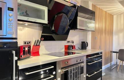 Spacious 2-Bedroom Duplex with Jacuzzi Bath and Free Gated Parking - Foto 7