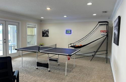 Lakeside Retreat with pool, dock & game room - Foto 14