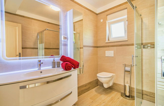 Modern Villa with Private Pool & Hot Tub near Center & Beach - Photo 7