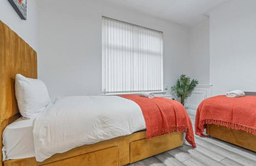 4 Bedroom House in Eccles, Trafford, Manchester - Sleeps 10 - 3 Double Beds - 4 Single Beds - FREE PARKING, Garden & Fast Fibre Wi-Fi - Close to Trafford Centre, MediaCityUK, Salford Quays, and both Old Trafford stadiums - Foto 17