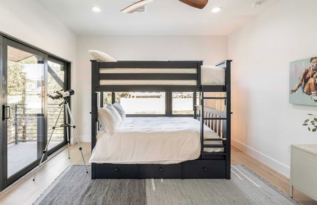 Modern Retreat w/ Pool, Guest House & Deck Lounge Henley by Avantstay - Foto 25