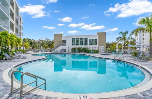 Waterside Retreat: Modern 2BR, Mins to Beach & Apt - Photo 32