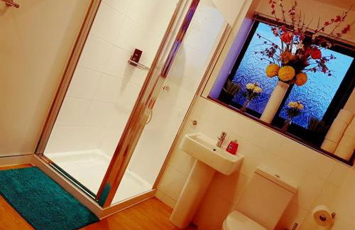 Yvi's 2-3 Bedroom Town Apartment - Foto 6