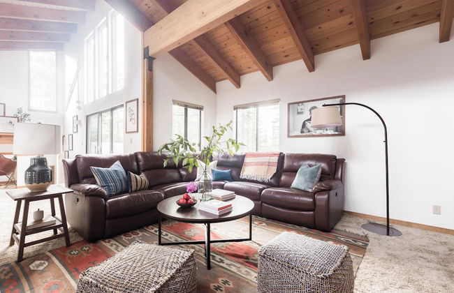 Wolfe by Avantstay 5mins Northstar! w/ Hot Tub, Fireplace, 2 Private Decks! - Foto 6