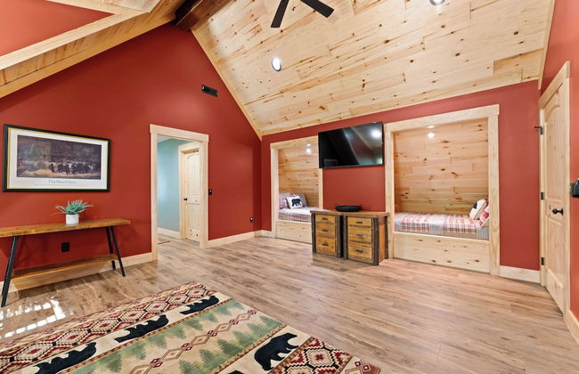 Black Bear Lodge by Avantstay Lakefront, Dock, Pool, Theater Sleeps 20+ - Foto 29