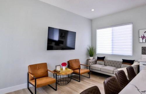 H&H New Built 2023 Hidden Gem Heart of OC 3 Queen Beds - Foto 9